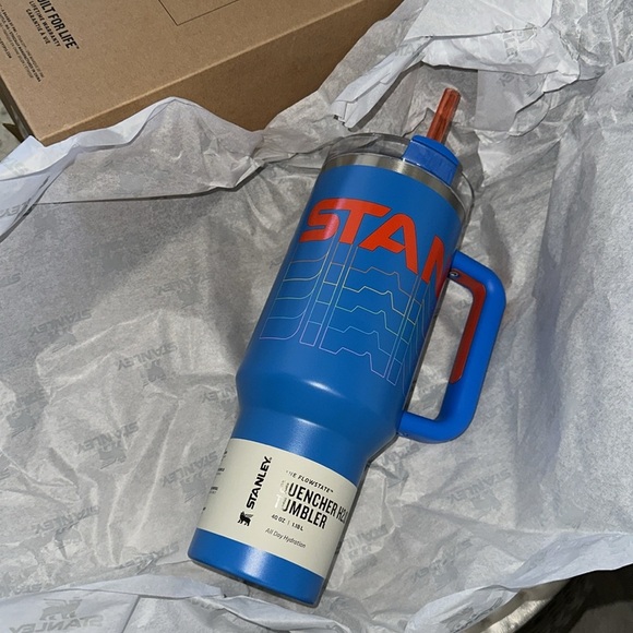 NIB Stanley Blue and Red Quencher h2.0 flow state Tumbler40 oz azure reverb - Picture 3 of 9